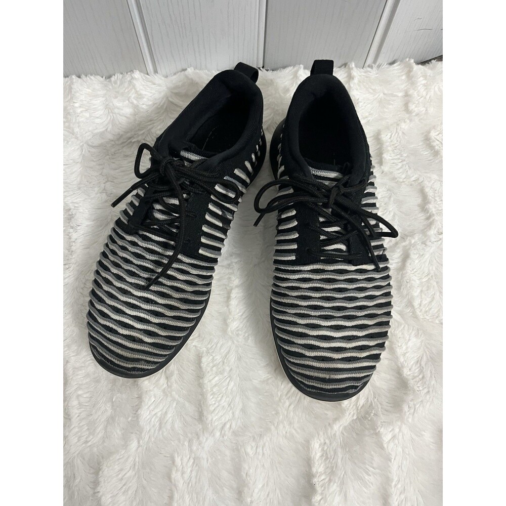 Nike Roshe Two Flyknit Black White Sneakers Athletic Shoes Women 8.5 844929-001
